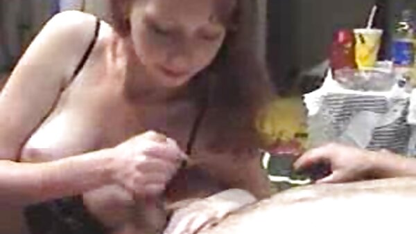 Penjahat tetek doktor si rambut coklat gila berambut pendek menggunakan dildo untuk menggilap lubangnya yang lapar