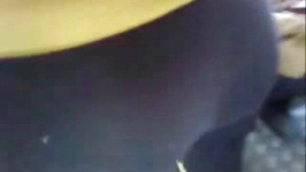 Si video jilat tetek rambut coklat yang menakjubkan milf Alektra Blue menggoda gaya doggy untuk kalung air mani